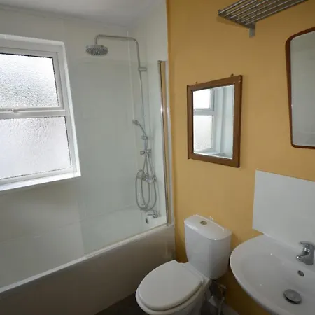 بيت للعطل 2 Bedroom In Gloucester Road *