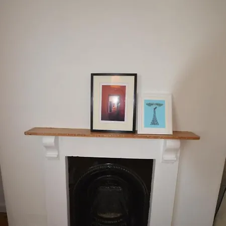 2 Bedroom In Gloucester Road