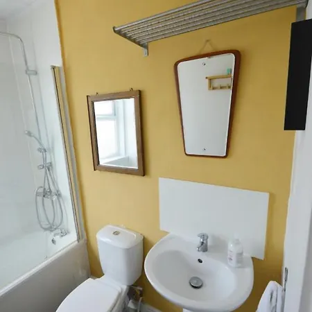 بيت للعطل 2 Bedroom In Gloucester Road *