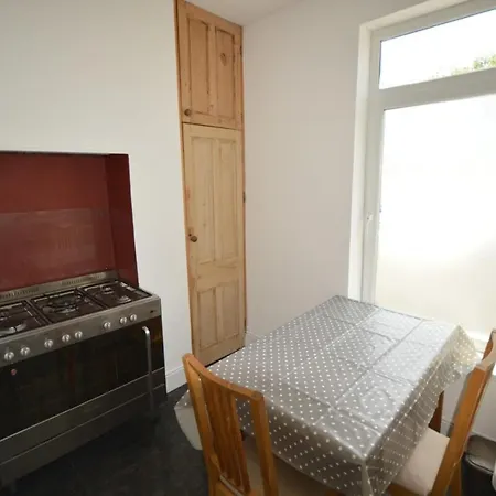2 Bedroom In Gloucester Road بيت للعطل *