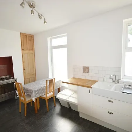 2 Bedroom In Gloucester Road *