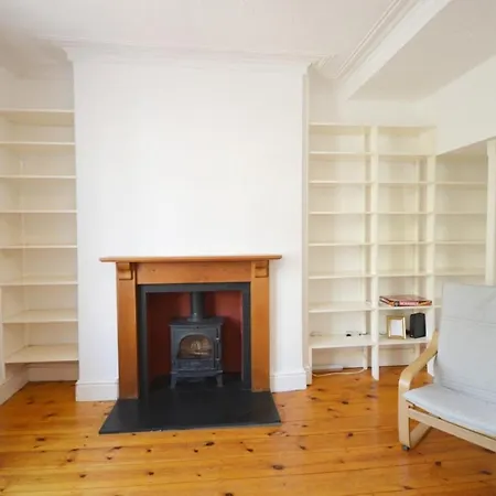 2 Bedroom In Gloucester Road بيت للعطل